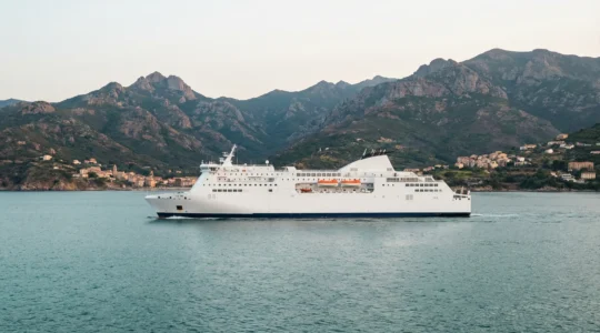 Ferry traversant la Méditerranée vers les côtes montagneuses de Corse