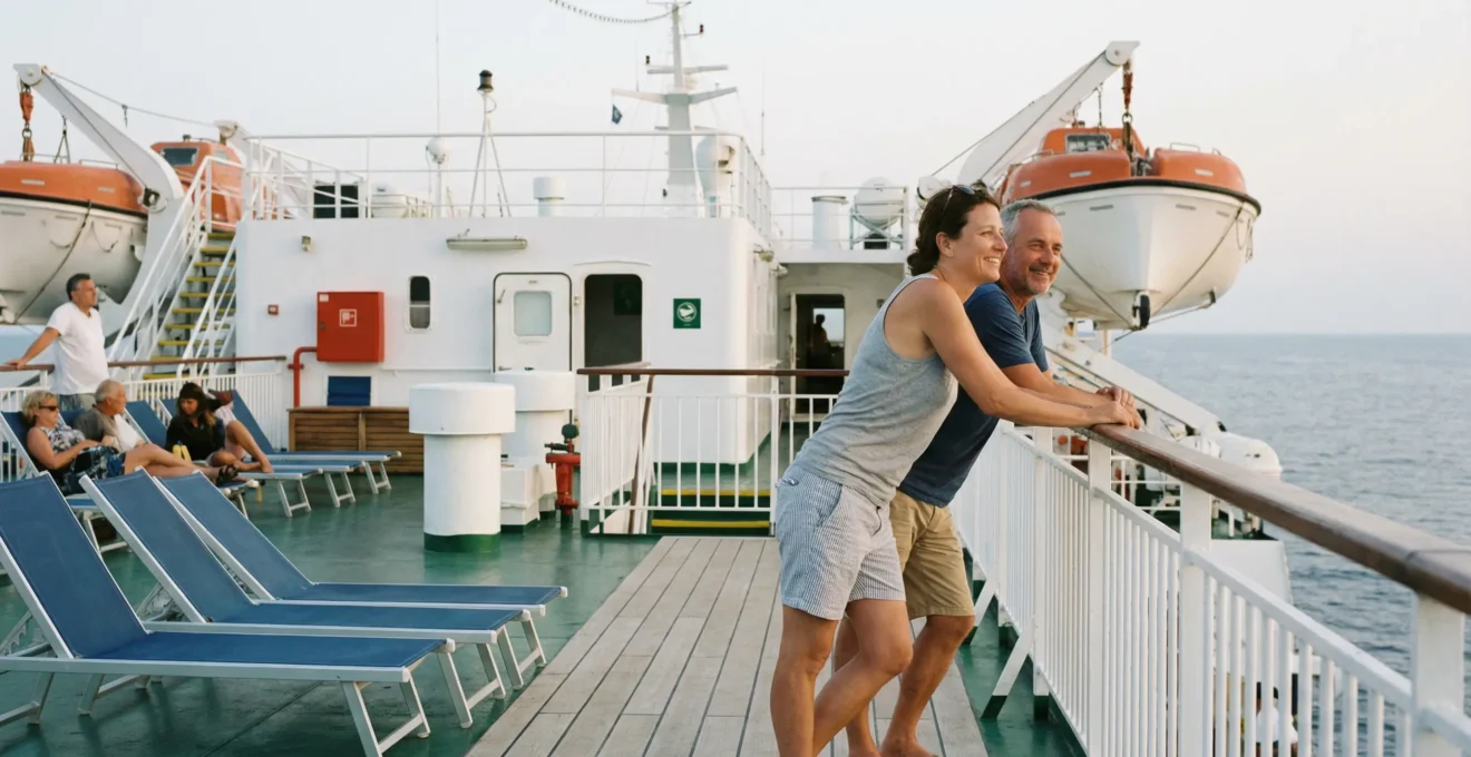 Voyageurs profitant de la vue depuis le pont extérieur du ferry